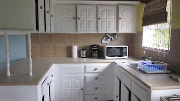Suíte, 2 quartos, cozinha americana, vista para o jardim | Cozinha privada | Geladeira grande, micro-ondas, fogão, cooktop