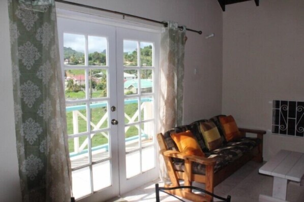 Apartment, 1 Queen Bed, Kitchen, Mountain View | Living area