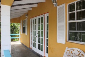 Suite, 2 Bedrooms, Kitchenette, Garden View | Teres/patio