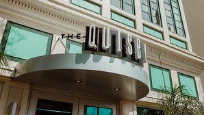 A building with a sign that reads "THE QUISDA." - The Quisby Hotel (New Orleans)