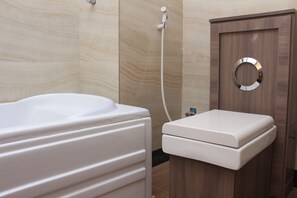 Douche, douche à « effet pluie », articles de toilette gratuits