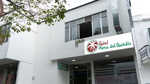 A hotel entrance with a sign reading "Hotel Vinas V.I.P." and a palm tree logo. - Hotel Aires Del Quindio (Armenia)