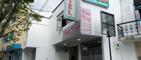 A hotel with a sign reading "HOTEL" and "Vivas VIP" indicating a VIP service.