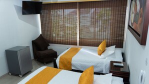 A hotel room with two beds, a television mounted on the wall, a desk, and a chair. - Hotel Aires Del Quindio (Armenia)