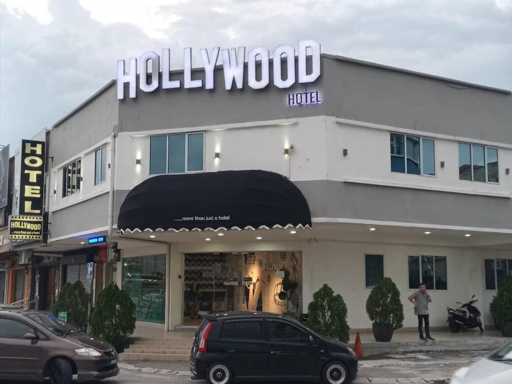 A building with a sign reading "HOLLYWOOD HOTEL".