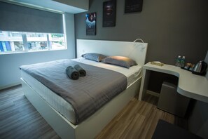 Schreibtisch, schallisolierte Zimmer, Bügeleisen/Bügelbrett