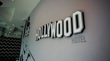 Un letrero de hotel con el nombre 'HOLLYWOOD HOTEL' en letras negritas y mayúsculas.