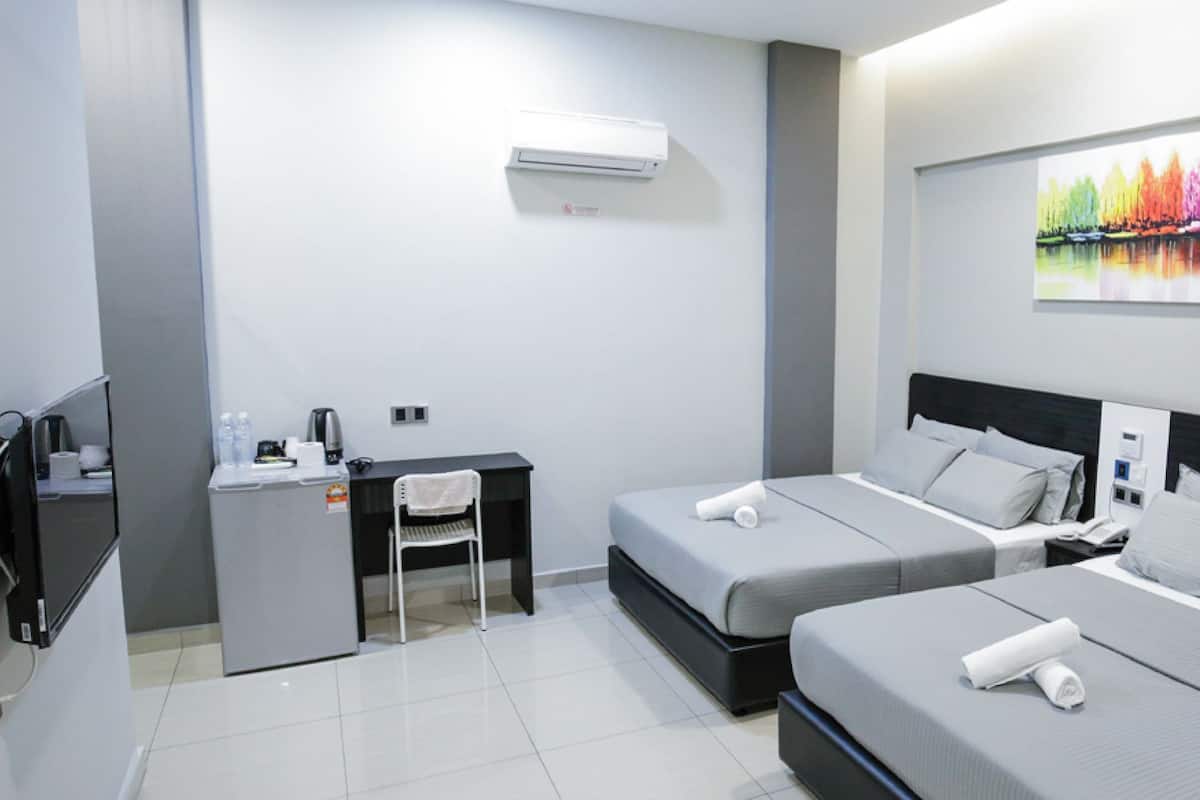 Premier Quadruple Room | Meja, seterika/papan seterika, Wi-fi percuma, cadar katil
