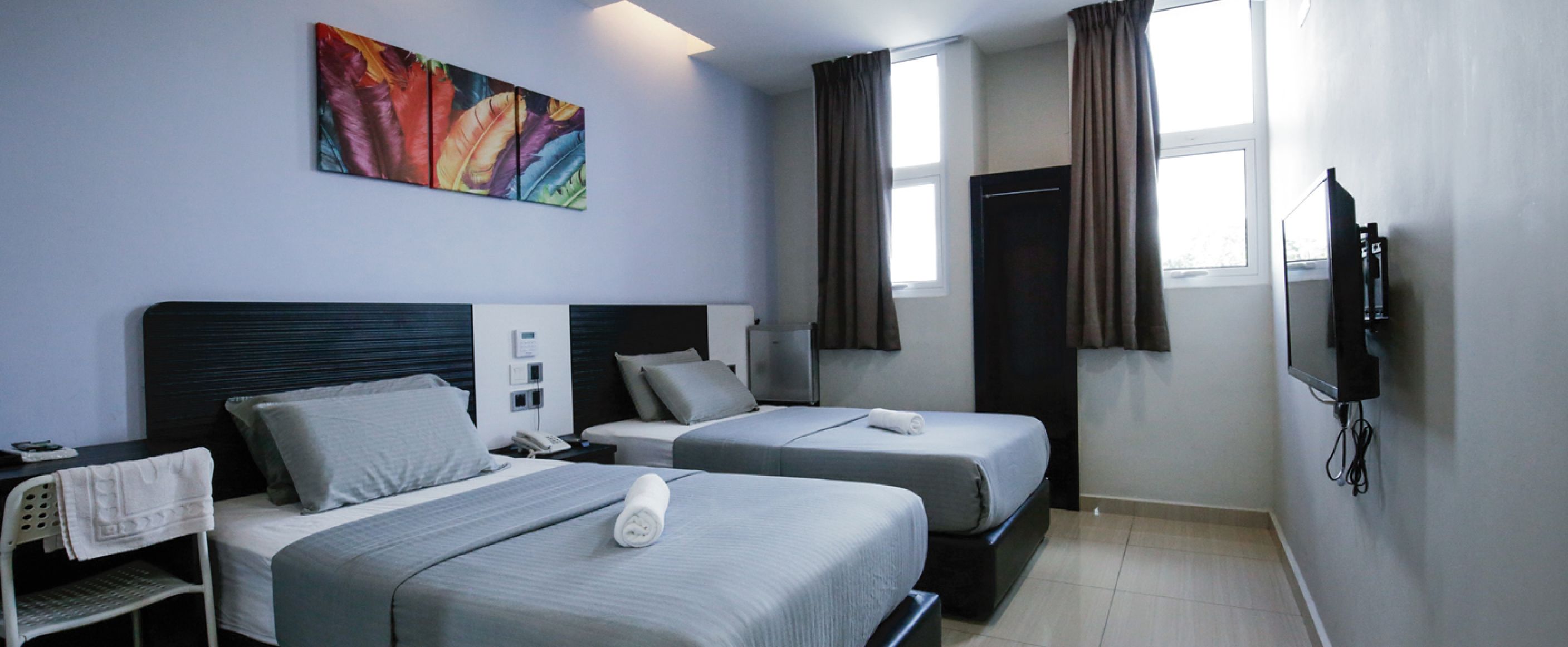 deluxe twin | desk, iron/ironing board, free wifi, bed sheets