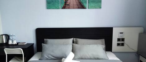 Klassieke kamer, 1 kingsize bed | Een bureau, een strijkplank/strijkijzer, gratis wifi, beddengoed