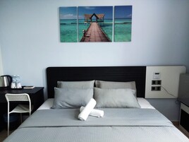 Habitación clásica, 1 cama de matrimonio grande | Escritorio, tabla de planchar con plancha, wifi gratis y ropa de cama