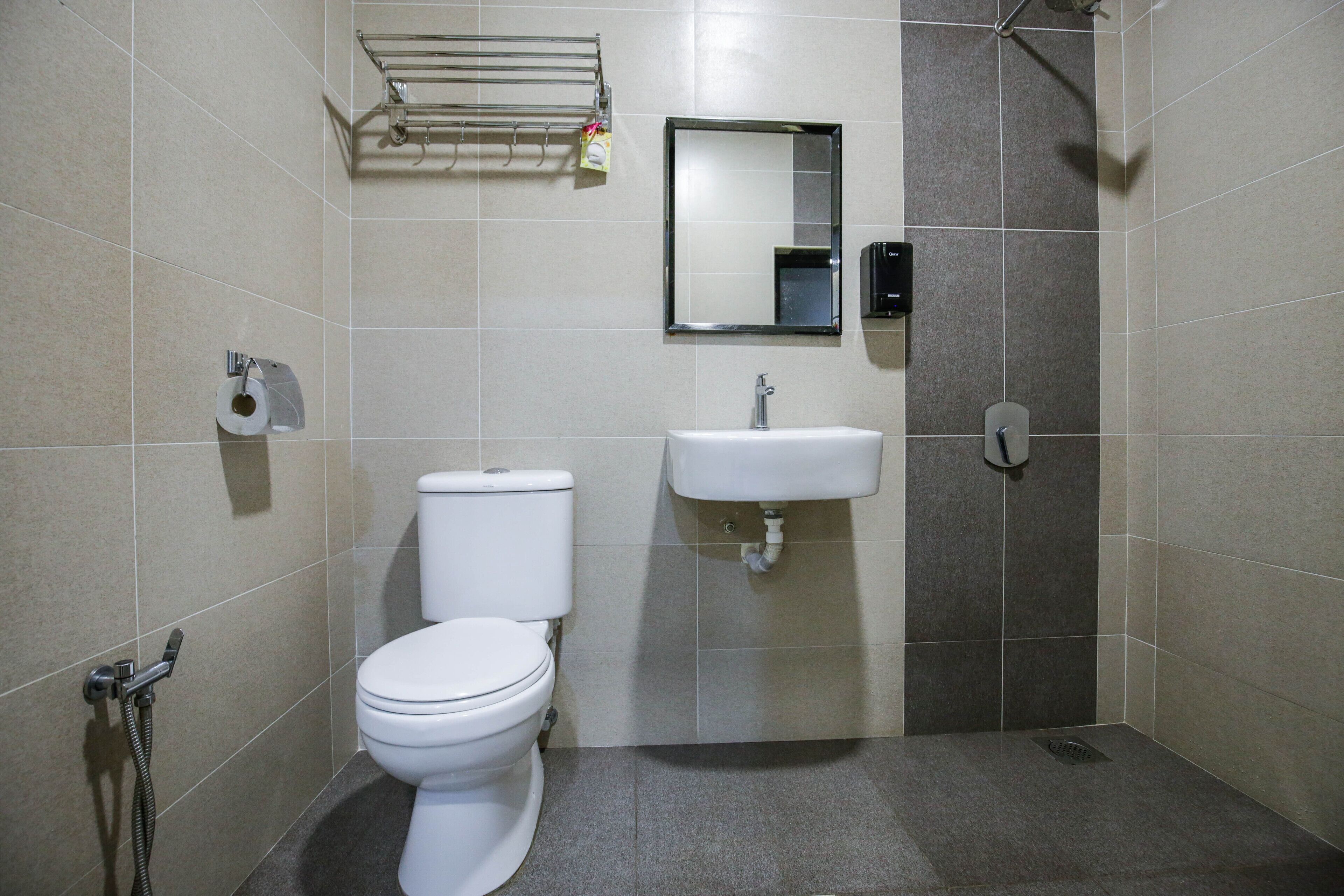 shower, free toiletries, hair dryer, bidet