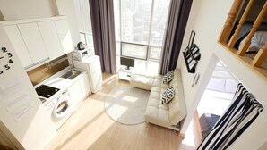 Full-size fridge, microwave, cookware/dishes/utensils - Hongdae Jess's Cozy Place (Seoul)