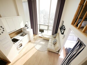 Full-size fridge, microwave, cookware/dishes/utensils - Hongdae Jess's Cozy Place (Seoul)