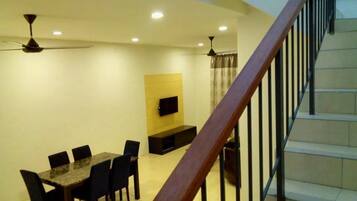 House, 4 Bedrooms | In-room dining