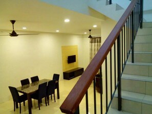 House, 4 Bedrooms | In-room dining