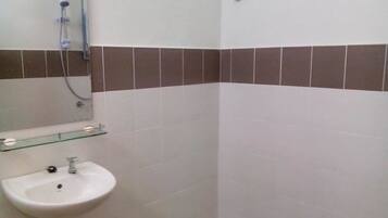 House, 4 Bedrooms | Bathroom | Shower, free toiletries, towels