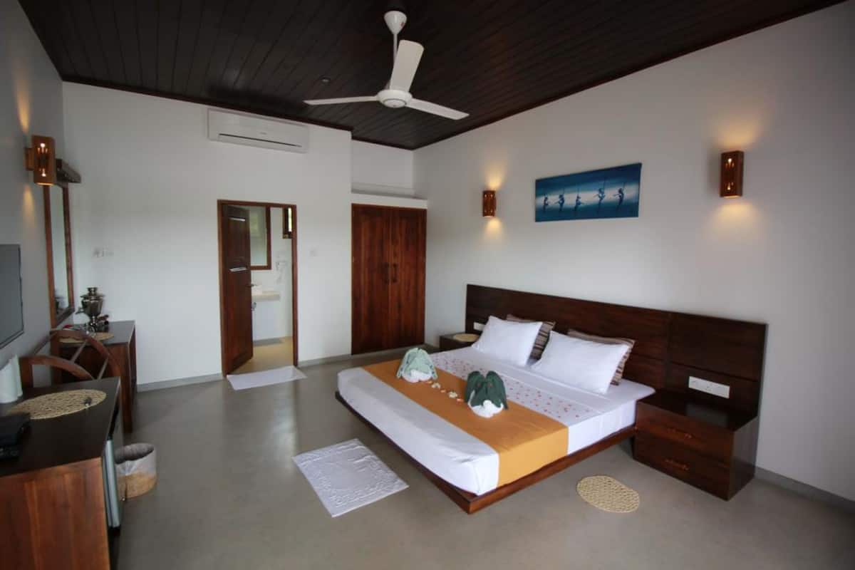 Cabana Room | Desk, iron/ironing board (on request), bed sheets