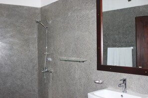 Standard Room, Lagoon View | Bathroom | Shower, rainfall showerhead, free toiletries, bidet - Hideaway Lodge (Tangalle)