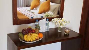 Habitación estándar, vista a la laguna | Escritorio, tabla de planchar con plancha y ropa de cama