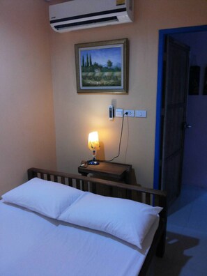 Standard Small Double with Shared Bathroom | In-room safe, free WiFi - Zleep63 - Hostel (Bangkok)