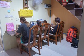 Lobby sitting area - Zleep63 - Hostel (Bangkok)