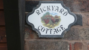 Unclassified image, 4 of 5, button - Rickyard Cottage (Shrewsbury)