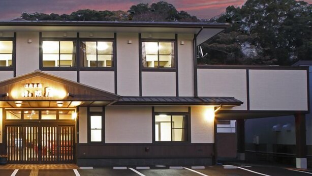 Fachada da propriedade à noite