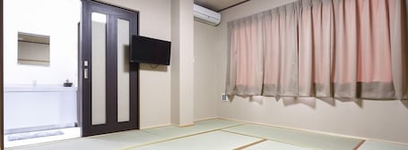 Japanese Style Deluxe Room for 2~4 People, Private Bathroom | Free WiFi. Onsenminshuku Kosakaya