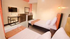 Una camera d'albergo con due letti, televisione, scrivania e bagno.