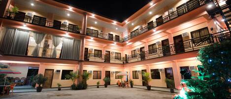 Fachada del alojamiento - Noche