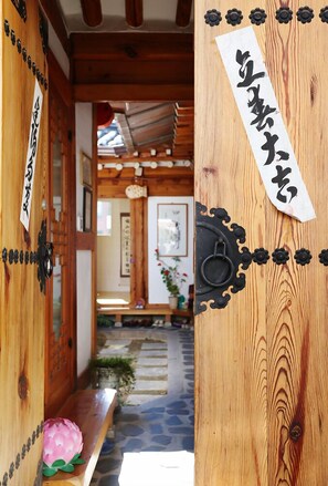 Interior entrance - Inwoo House (Seoul)