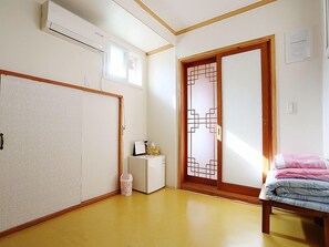 Individually decorated, free WiFi - Inwoo House (Seoul)