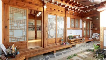 Deluxe House, 4 Bedrooms, Non Smoking, Kitchen | Individually decorated, free WiFi