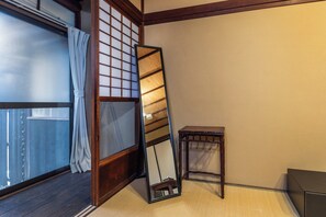 Shiki Homes | HARU 春 | Woonruimte | Een 55-inch flatscreentelevisie met digitale zenders en een televisie