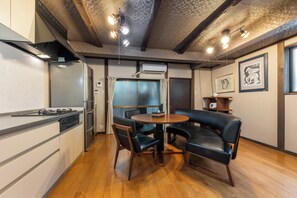 Shiki Homes | HARU 春 | 房內用餐區