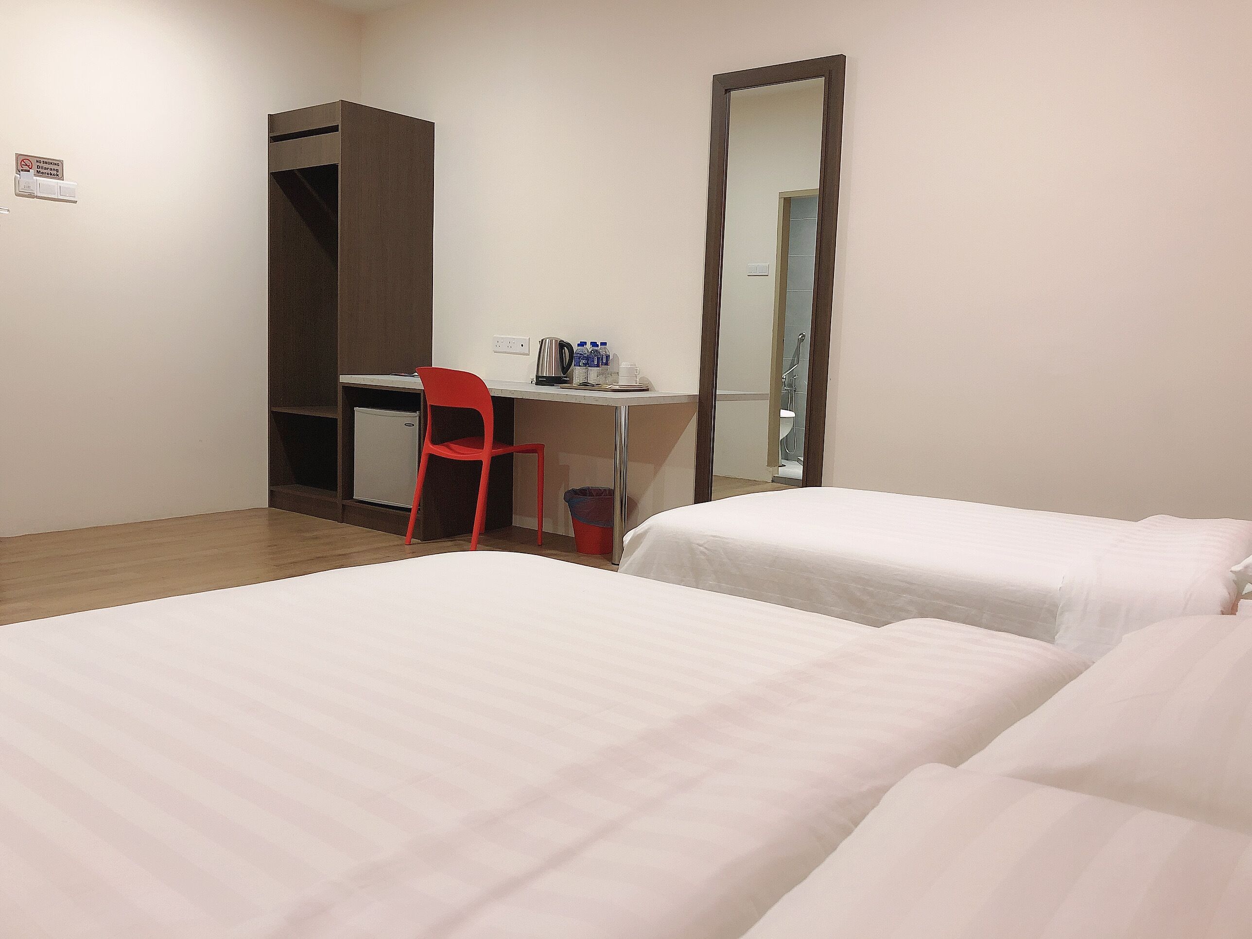 family room | minibar, desk, iron/ironing board, free wifi