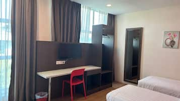 Deluxe Triple Room | Bar mini, meja, seterika/papan seterika, Wi-fi percuma
