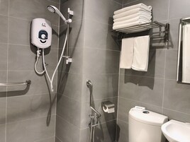 Quarto família | Banheiro | Chuveiro, chuveiro com efeito de chuva, produtos de toalete grátis 