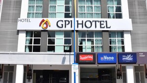 Un hotel con un cartel llamativo que dice 