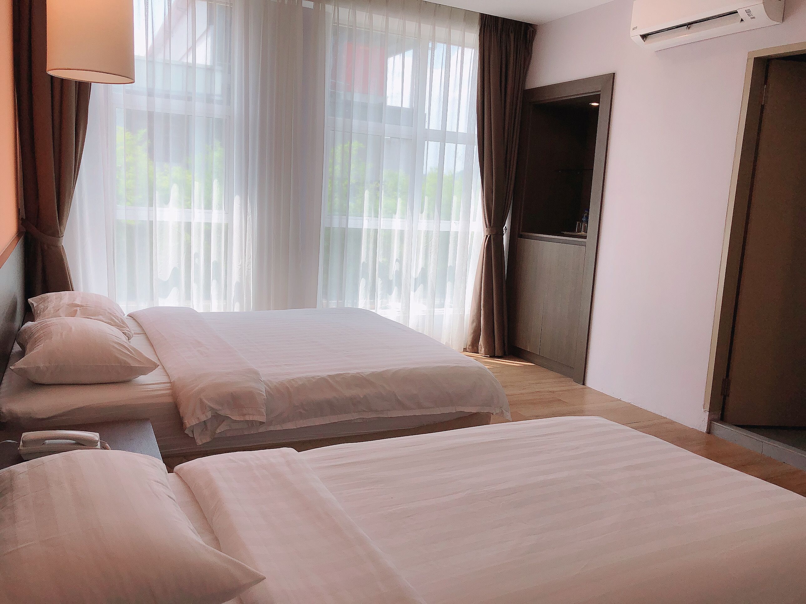 Deluxe Triple Room | Minibar, desk, iron/ironing board, free WiFi