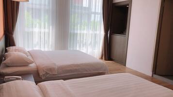 Deluxe Triple Room | Minibar, desk, iron/ironing board, free WiFi