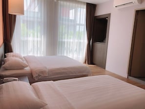 ห้องดีลักซ์ทริปเปิล | มินิบาร์, โต๊ะทำงาน, เตารีด/โต๊ะรีดผ้า, Wi-Fi ฟรี