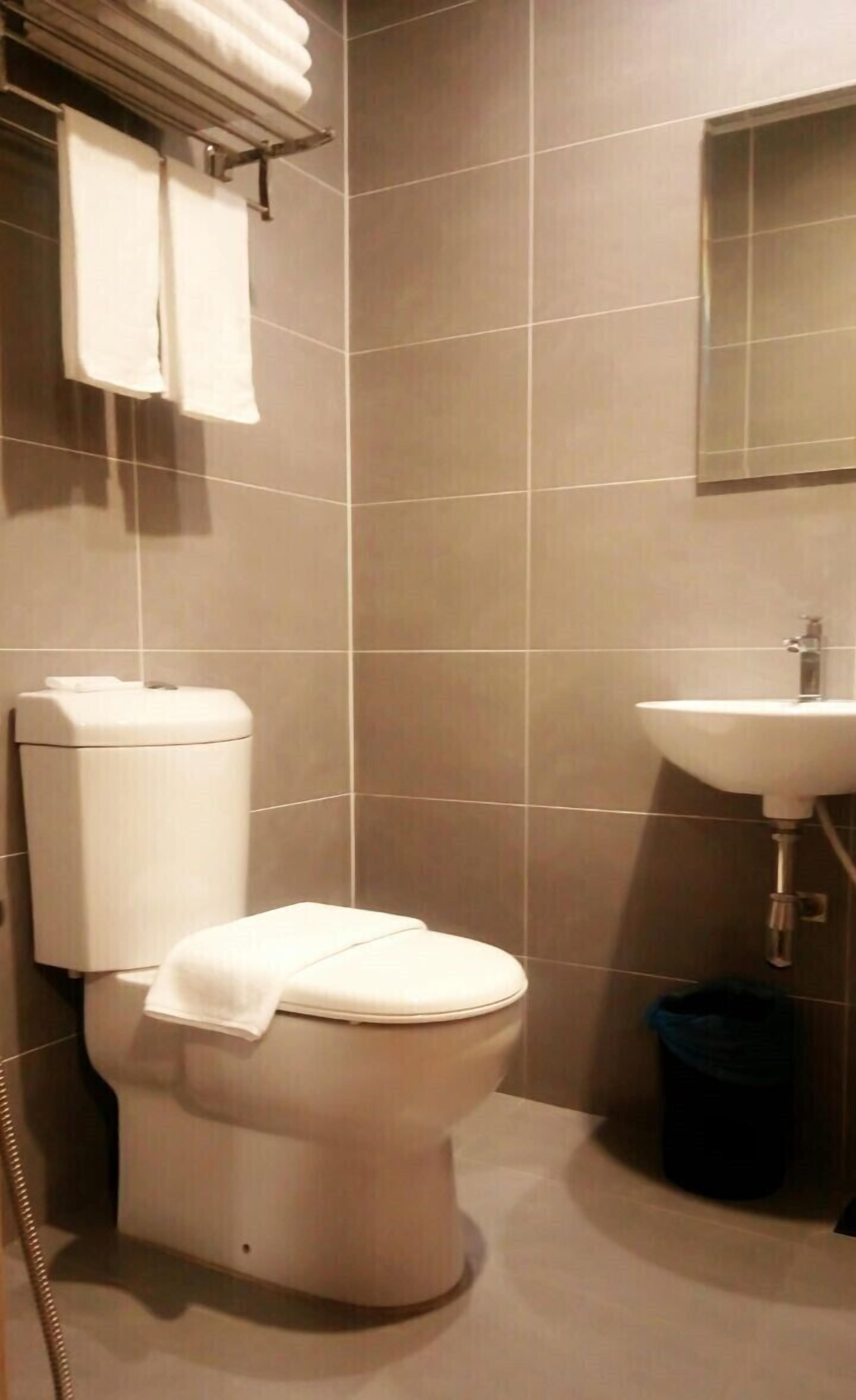 shower, rainfall showerhead, free toiletries, hair dryer