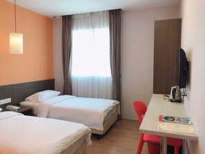 Business Twin Room | Desk, iron/ironing board, free WiFi