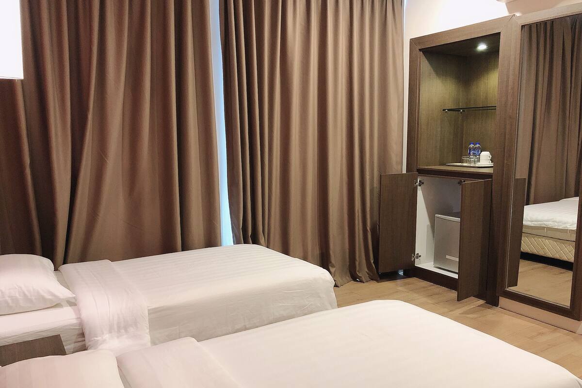 Business Double Room | Minibar, desk, iron/ironing board (on request), WiFi (free)