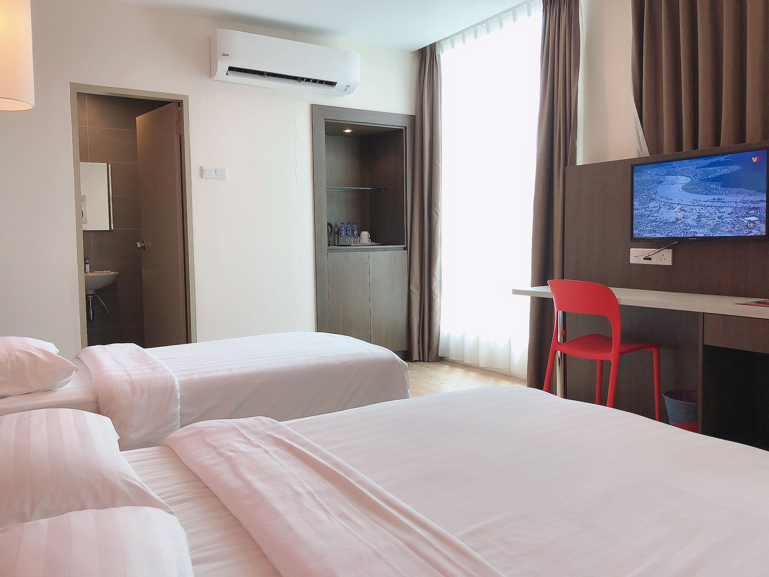 deluxe triple room | minibar, desk, iron/ironing board, free wifi