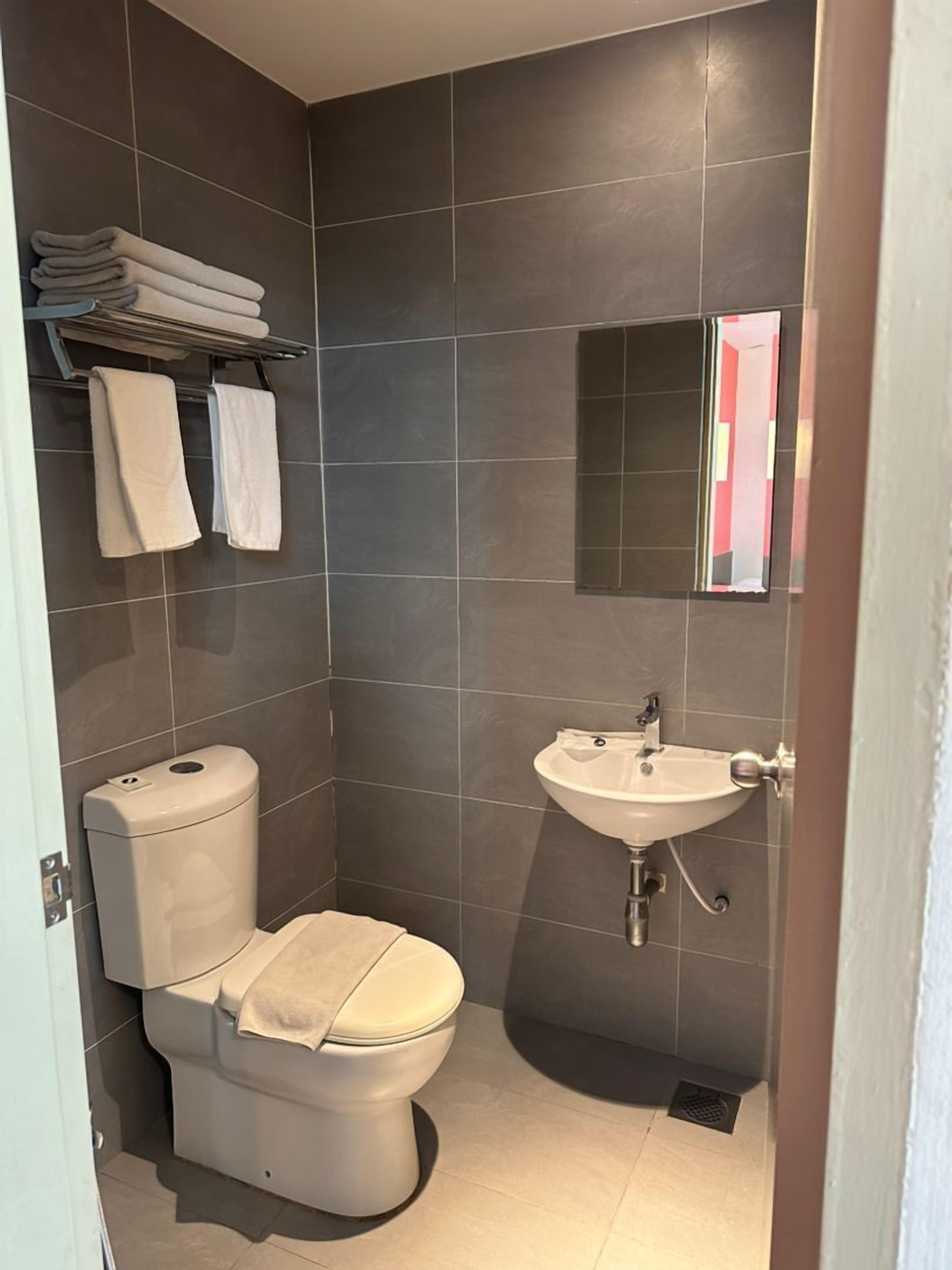 deluxe triple room | bathroom | shower, rainfall showerhead, free toiletries, hair dryer