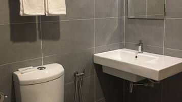 Un baño con inodoro, lavabo y espejo.