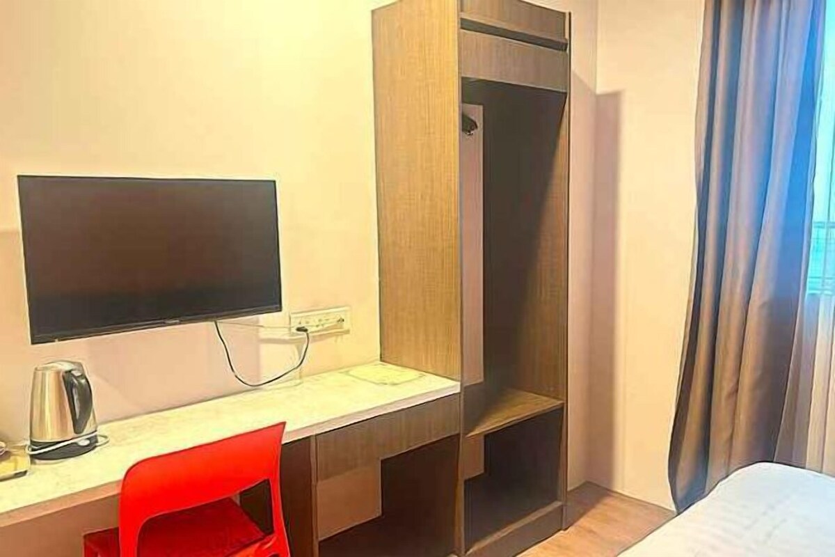 Minibar, escritorio, tabla de planchar con plancha y wifi gratis 